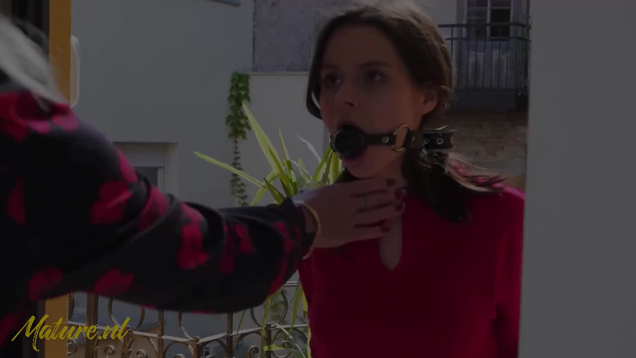 Bewitching Ellen B - scissoring in lesbian action - Mature NL