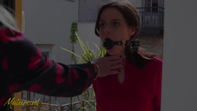 Bewitching Ellen B - scissoring in lesbian action - Mature NL