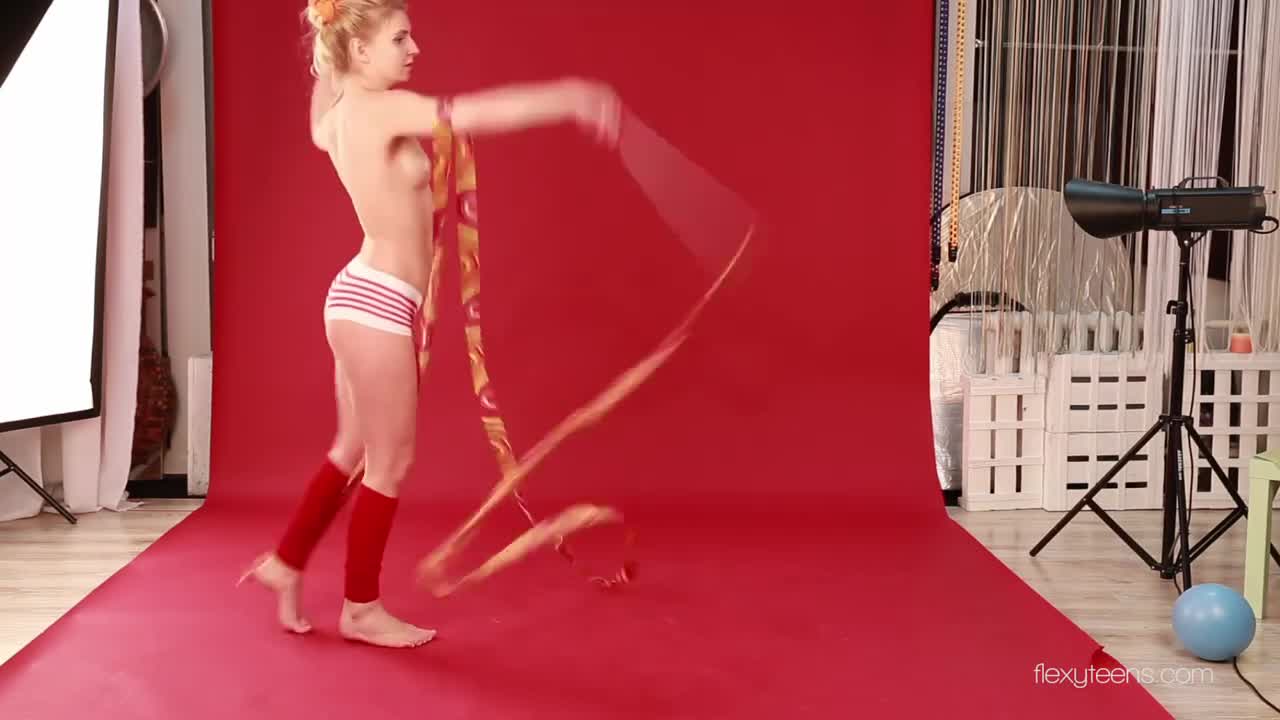 Acrobatics smut with heavenly squeeze from Flexy Teens