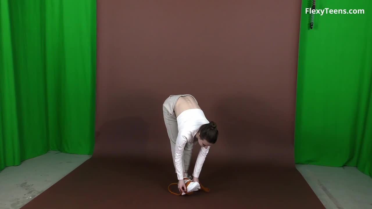 Side piece's yoga sex by Flexy Teens